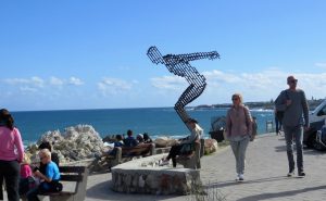 An der Strandpromenade von Hermanus kennen die Touristen nur eine Blickrichtung: Hinauf aufs Meer. Ab August bringen in der geschützten Bucht die Südkaper, eine Walart, dort ihre Jungen zur Welt und sind gut zu beobachten. Hermanus ist die Wal-Metropole Südafrikas.