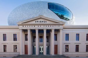 Der aufsehenerregende, elipsenförmige Aufbau des Museums De Fundatie besteht aus 55 000 blau-weißen Fliesen. - Foto: Pedro Sluiter