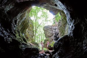 Einzigartig in Europa: Der anspruchsvolle Hirschbacher Höhlenrundwanderweg führt an rund 30 Höhlen verschiedenster Ausprägung vorbei. Foto: epr / Amberg-Sulzbacher Land / Stefan Gruber