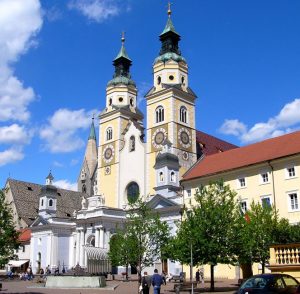 Der mächtige Dom ist weithin zu sehen.