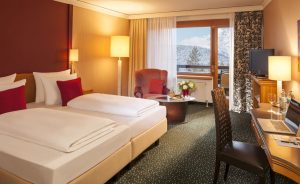Von diesem Zimmer aus kann der Gast einen herrlichen Blick auf die Hohe Munde genießen. - Foto: Krumers Alpin Resort & SPA
