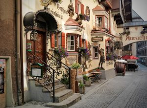 Nicht nur ein optischer Leckerbissen ist die Römerhofgasse mit der Traditionsgaststätte Auracher Löchl, die ihren Namen durch die alte Kufsteiner Bürgerfamilie namens "Auracher" bekam. 1448 wurde dort eine Bierschenke errichtet, die den heute noch gültigen Namen Auracher Löchl trägt. - Foto: TBV Kufsteinerland