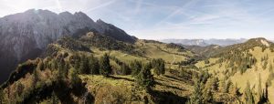 Schier endlos scheint sich das Kaisergebirge hinzuziehen. Es hat sowohl für Kletterer und Bergsteiger als auch für Wanderer eine große Bedeutung. - Foto: TVB Kufsteinerland / W9studios