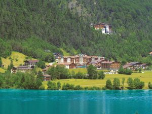 Blick vom Walchsee aus: Über dem Seehof thront das Hotel Panorama.