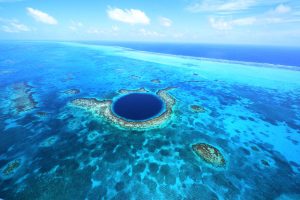 Das Great Blue Hole ist eine kreisrunde unterseeische Doline vor der Küste des mittelamerikanischen Staates Belize. - Foto: www.visitcentroamerica.com/