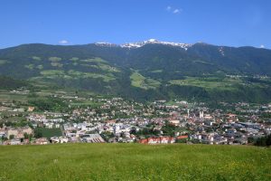 Brixen ist nicht nur im Sommer einen Besuch wert, auf der Plose (im Hintergrund) lässt es sich auch vorzüglich Skifahren.