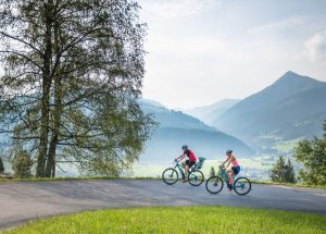 Gemütlich geht’s mit dem E-Bike durch die traumhafte Bergwelt Altenmarkt-Zauchensees. - Foto: Altenmarkt-Zauchensee-Tourismus/Nadia Jabli Photography