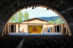 Alle zehn Jahre finden die Passionsspiele im Passionstheater zu Oberammergau statt – das nächste Mal im Jahr 2020. - Foto: Ammergauer Alpen / Kienberger