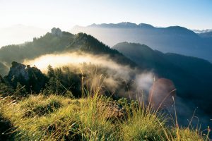 Morgenstimmung im Ammergauer Land. - Foto: Oberammergau Tourismus