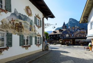 Die Fassaden im Ortszentrum von Oberammergau verzücken mit ihrer aufwendigen Lüftlmalerei. - Foto: www.zugspitz-region / Wolfgang Ehn