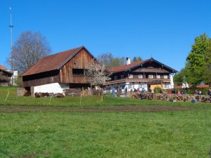 Dieses malerische Ensemble begrüßt den Gast im Freilichtmuseum Glentleiten kurz nach Beginn des Rundwanderwegs. - Foto: Dieter Warnick