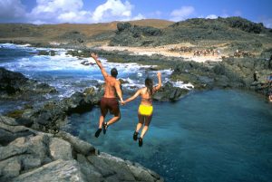 Für willkommene Erfrischung sorgt ein Sprung in einen Naturpool. - Foto: Aruba Tourism Authority