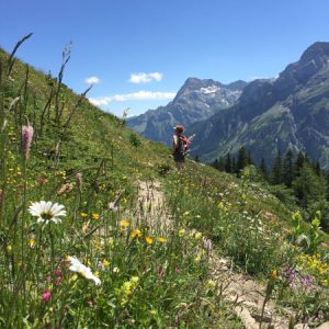 Wenn die Wiesen voll im Saft stehen, ist es in und um Gstaad besonders schön. - Foto: Gstaad Saanenland Tourismus