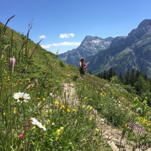 Wenn die Wiesen voll im Saft stehen, ist es in und um Gstaad besonders schön. - Foto: Gstaad Saanenland Tourismus 