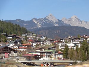 Seefeld liegt auf einer Hochebene zwischen Wettersteingebirge und Karwendel an einer seit dem Mittelalter bedeutenden Altstraße von Mittenwald nach Innsbruck. - Foto: Dieter Warnick