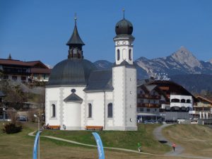 Das Seekirchl steht als Wahrzeichen Seefelds am Ortsrand des Ortsteils Kirchwald. - Foto: Dieter Warnick