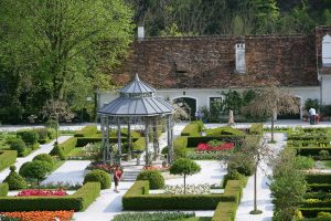 Die Internationale Gartenroute führt durch die schönsten Gärten von insgesamt vier Ländern. Höhepunkt in der Steiermark ist das Gartenschloss Herberstein. - Foto: Vino Cool/Schiffer-Symbol