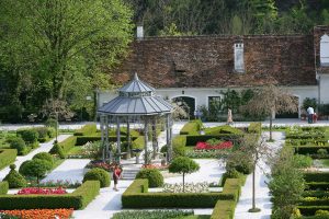 Die Internationale Gartenroute führt durch die schönsten Gärten von insgesamt vier Ländern. Höhepunkt in der Steiermark ist das Gartenschloss Herberstein. - Foto: Vino Cool/Schiffer-Symbol 