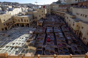 Gerberei in Fes: Im ersten Arbeitsschritt werden die Tierfelle in einem der wabenartig angeordneten Becken fünf Tage lang in einer Salzlösung aufgeweicht. © Foto Georg Berg