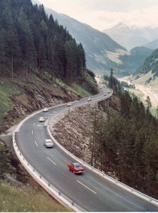 Touristen wie Einheimische atmeten regelrecht auf, als die Felbertauernstraße fertiggestellt war. - Foto: Felbertauernstraße AG / Albrecht