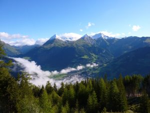 Der Nationalpark Hohe Tauern ist mit einer Fläche von 1856 km² der größte Nationalpark Österreichs und der gesamten Alpen. Unter der Wolkendecke lugt die Ortschaft Matrei hervor. - Foto: Nationalpark Hohe Tauern / Philipp Vollnhofer