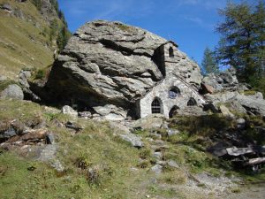 Die Felsenkapelle liegt genau zwischen Außergschlöß und Innergschlöß. Das in den natürlichen Fels gehauene, denkmalgeschützte Objekt ist der heiligen Maria gewidmet. - Foto: Petra Kraler