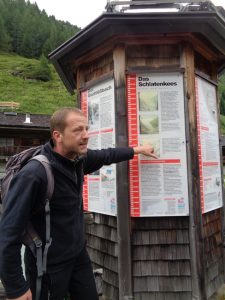 Naturparkranger Matthias Mühlburger hat jede Menge Interessantes zu berichten. - Foto: Dieter Warnick