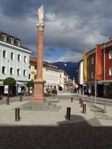 Die Obere Altstadt von Lienz hat sich von einer hochfrequentierten Durchfahrtsstraße zu einem florierenden Einkaufviertel entwickelt. - Foto: Dieter Warnick