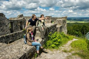 Vom Alltag abschalten und auf den Spuren des Mittelalters wandeln – die Haßberge bieten Wanderern tolle Ausblicke. - Foto: epr / Haßberge Tourismus / A. Hub