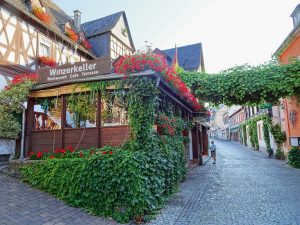 Wer mit Eurohike auf Wanderschaft geht, nächtigt in gemütlichen, landestypischen Unterkünften. Die besten Tipps für eine Stärkung am Abend gehören ebenfalls zu den Leistungen des Wanderreisen-Anbieters. - Foto: epr / Eurohike