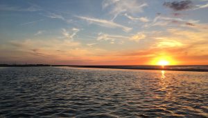 Und dann passiert es: Bei wenig bewölktem Himmel versinkt die rotglühende Sonne langsam im Wattenmeer. Was für ein Anblick! 