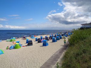 Alles blau – Himmel, Wasser, Strandkörbe. - Foto: Dieter Warnick