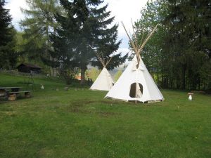 Ihren nordamerikanischen Vorbildern nachempfunden, bestehen die bayerischen Tipis aus widerstandsfähiger Baumwolle. - Foto: Bohemia Tours 