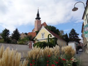 Poysdorf ist die Weinviertler Weinmetropole. Markantestes Bauwerk ist die Stadtpfarrkirche St. Johannes desTäufers. - Foto. Dieter Warnick