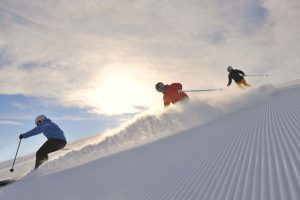 Skifahrer auf frisch präparierter Piste im Gebiet Serfaus-Fiss-Ladis. - Foto: Sepp Mallaun