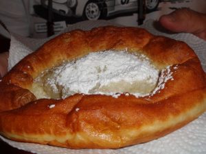 Knieküchle (fränkisch), auch Auszogne (bayerisch), zu hochdeutsch Ausgezogene, sind ein traditionelles Gebäck der deutschen und österreichischen Küche und dort ein weitverbreitetes Schmalzgebäck.