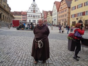 Wer eine Stadtführung durch das mittelalterliche Rothenburg macht, der wird von der besonderen Atmospäre begeistert sein. Daniel Weber, Vorsitzender des Vereins der Rothenburger Gästeführer, erzählt in seiner sehr blumigen Sprache allerlei Anekdoten.