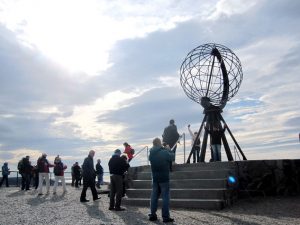 Das Nordkap ist nicht der nördlichste Punkt Europas, es ist jedoch ein bedeutendes touristisches Reiseziel. Im Sommer gibt es für etwa zweieinhalb Monate die Mitternachtssonne, im Winter dagegen gelangt die Sonne etwa zweieinhalb Monate lang auch tagsüber nicht über den Horizont.