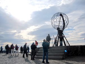 Das Nordkap ist nicht der nördlichste Punkt Europas, es ist jedoch ein bedeutendes touristisches Reiseziel. Im Sommer gibt es für etwa zweieinhalb Monate die Mitternachtssonne, im Winter dagegen gelangt die Sonne etwa zweieinhalb Monate lang auch tagsüber nicht über den Horizont. 