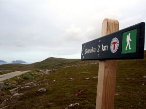 Nur noch zwei Kilometer: Gamvika liegt an der Küste der Barentssee in der Osthälfte der Halbinsel Nordkyn. Mit dem Kap Kinnarodden liegt der nördlichste Punkt Kontinentaleuropas auf dem Kommunegebiet. Bis zum Jahr 2000 war Gamvika der nördlichste Anlegepunkt der Hurtigruten.