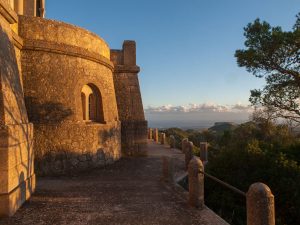 Das Castell de Santueri liegt auf dem gut 400 Meter hohen Tafelberg Puig de Santueri südöstlich von Felanitx. - Foto: finallorca