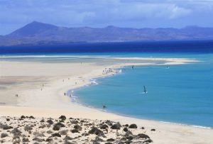 Jandía Playa liegt an der gleichnamigen Halbinsel im Süden Fuerteventuras und ist mit elf Kilometern der längste helle Sandstrand der Insel. - Foto: visitfuerteventura.es