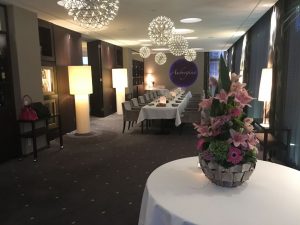 Stilvolles Ambiente und Michelin-Stern-gekrönte Küche bietet das Gourmetrestaurant "Aubergine".