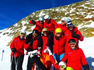 Das Winterprogramm von Sunwave, hier das Reiseleiterteam, ist auf Alleinreisende zugeschnitten, u. a. in Stubai-, Tuxer- oder Gasteiner Tal, Obertauern, Kronplatz und Zermatt. - Foto: Sunwave 