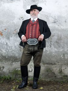 Ein sauberes Mannsbild (hier mit Lederhose, Stiefel, Weste bzw. Joppe und Hut); analog dazu gibt es natürlich auch das Weibsbild. - Foto: TIZ