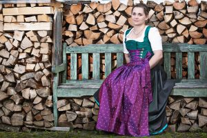 Dieses Dirndl überzeugt durch seine gedeckte Farbgebung. - Foto: Daniela Battenberg