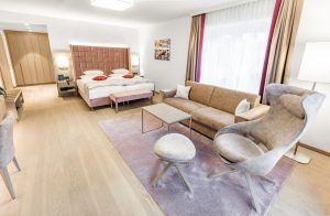 Nach nur zweimonatiger Renovierungsphase stehen den Gästen 20 neue Zimmer im Parktrakt zur Verfügung, hier eine Junior-Suite. - Foto: Hotel Warmbaderhof