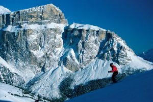 Für die alpinen Skifahrer warten im Fassatal zahlreiche Herausforderungen. 