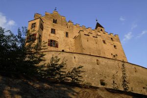 Im Schloss Bruneck werden Bergvölker aus Asien, Afrika, Südamerika und Europa vorgestellt. – Foto: Udo Bernhart