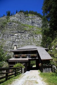 Die „Alte Wacht“ ist die älteste noch erhaltene Straßenmautstelle im Salzburger Land. Seit 2001 wird das Gebäude als Außenstelle des Hüttschlager Talmuseums genutzt. - Foto: www.großarltal.info